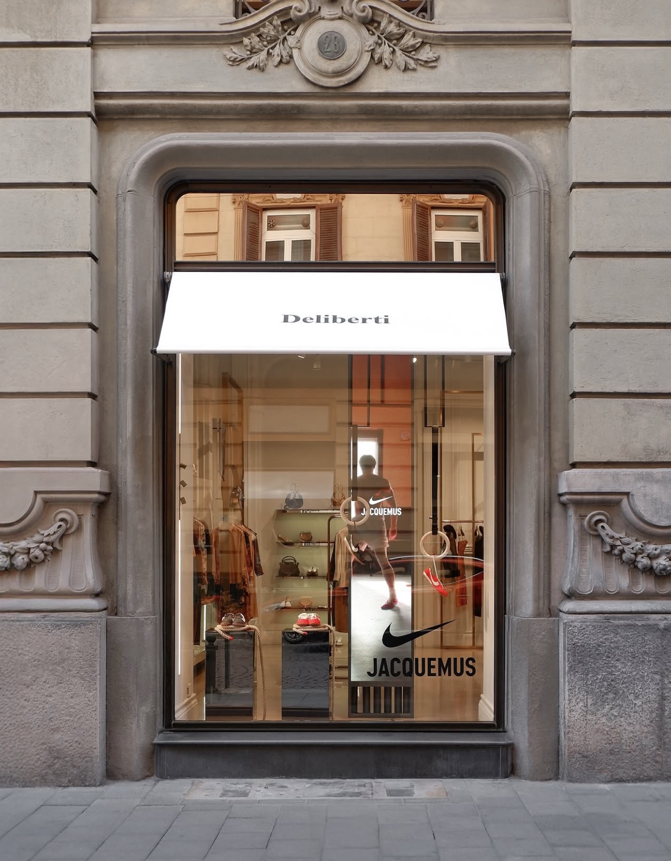 Vetrina di un concept store multibrand